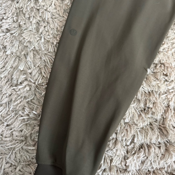 Lululemon on the fly jogger luxtreme see style code. 8 . Barely worn like new - Picture 4 of 7